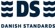 DS-logo_2020_Moerkeblaa_UK
